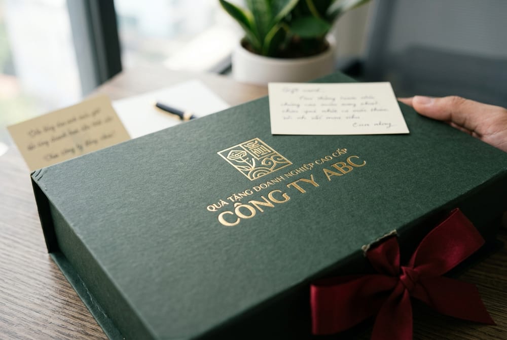 Bí quyết chọn vỏ hộp quà tặng doanh nghiệp: Tạo ấn tượng mạnh mẽ ngay từ cái nhìn đầu tiên